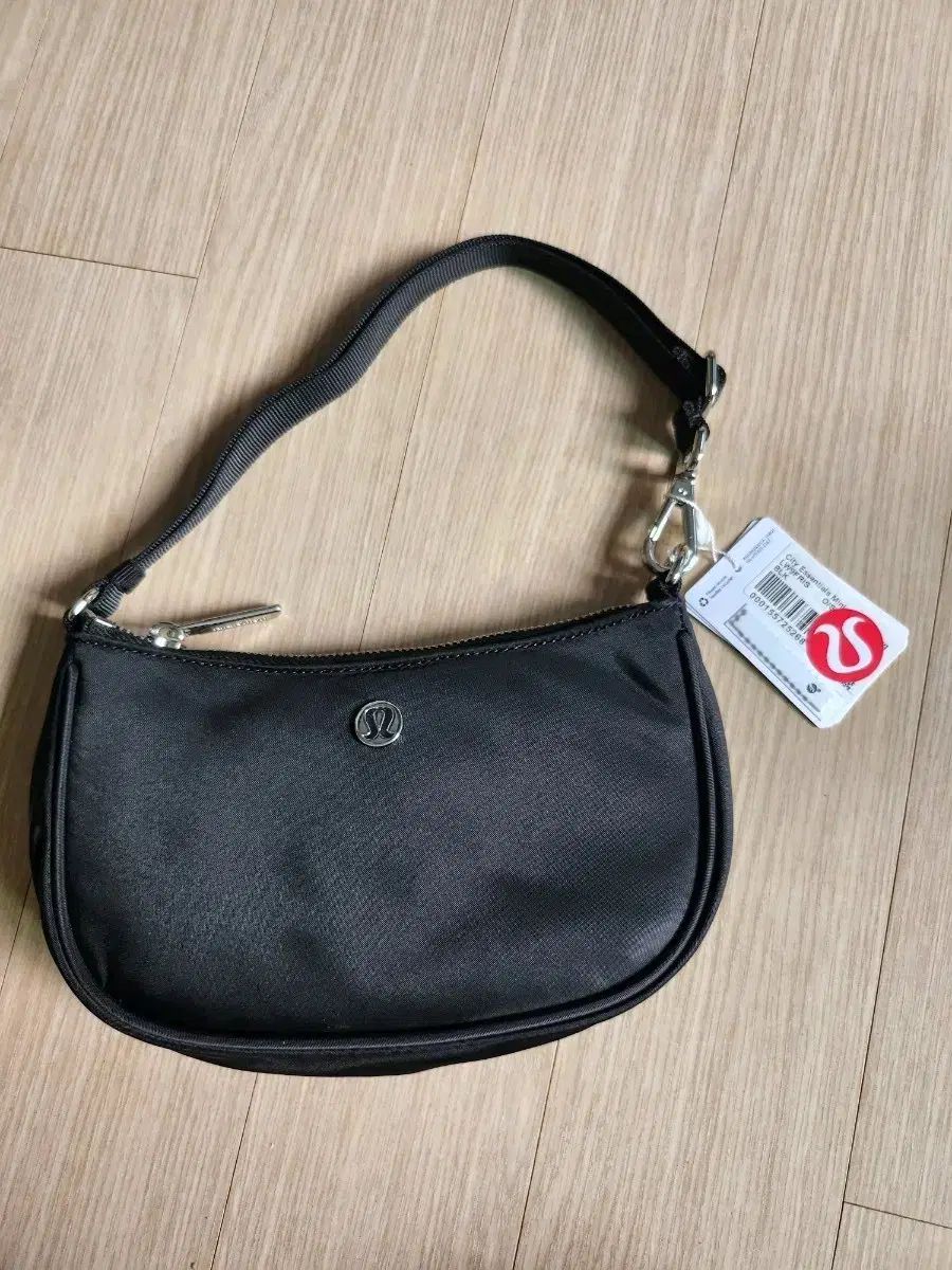 シティ ESSENTIALS エッセンシャルズ ミニ ショルダーバッグ 1L ブラック