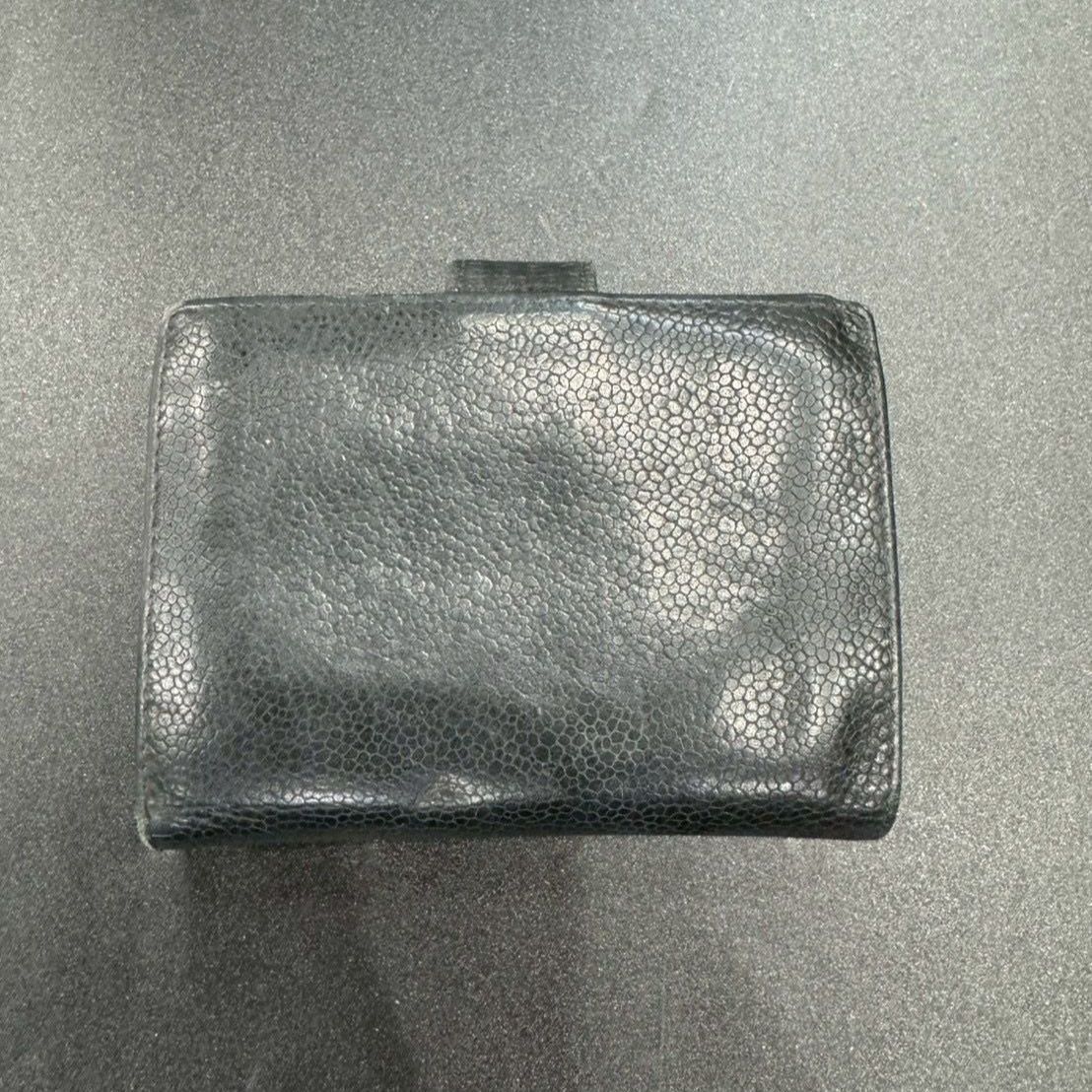 シャネル キャビアスキン 二つ折り財布 B25101211