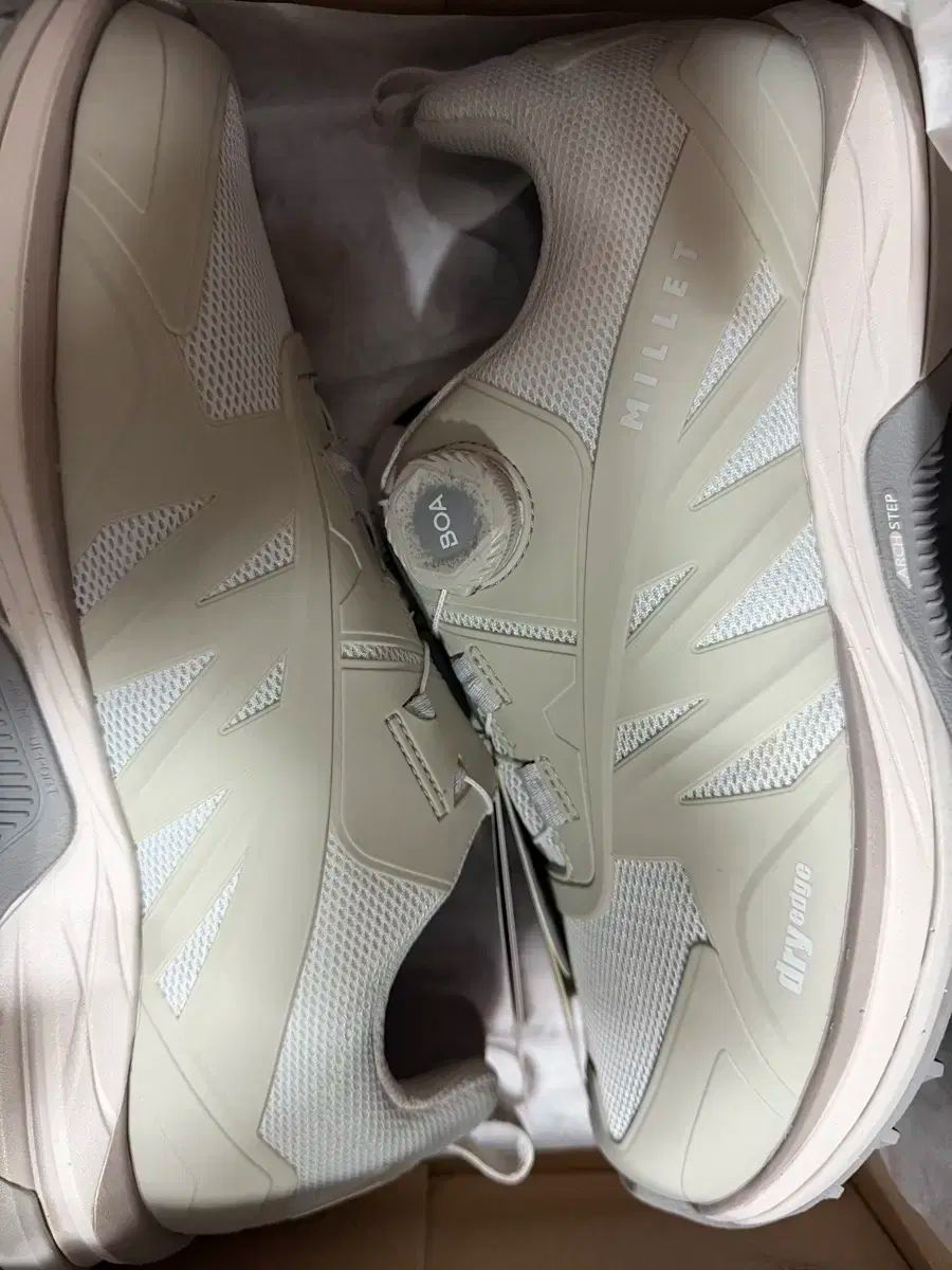 MILLET トレッキングシューズ 登山靴 防水靴