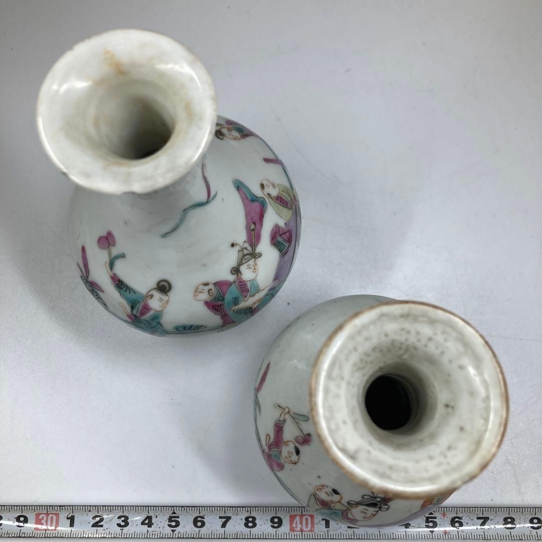 中国清時代　粉彩人物画　花入　一対高さ13.4・12.8㎝東な7-0131☆2F 中国清時代 粉彩人物画 花入 一対高さ13.4・12.8㎝東な7-0131