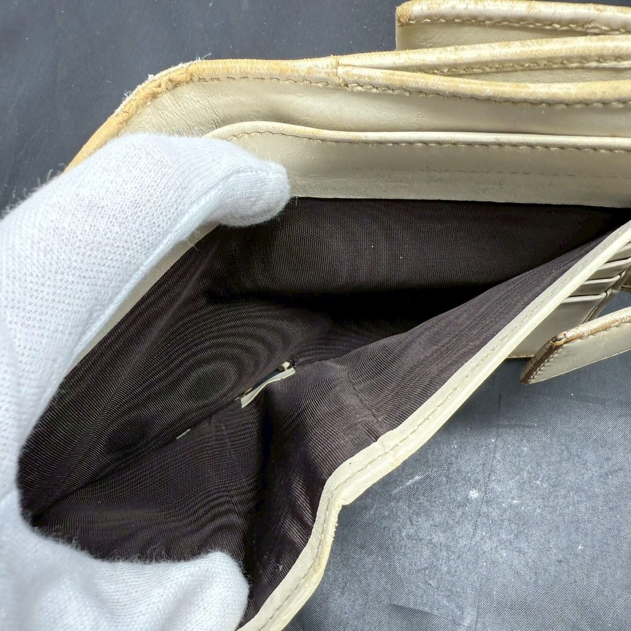 二つ折り財布 白