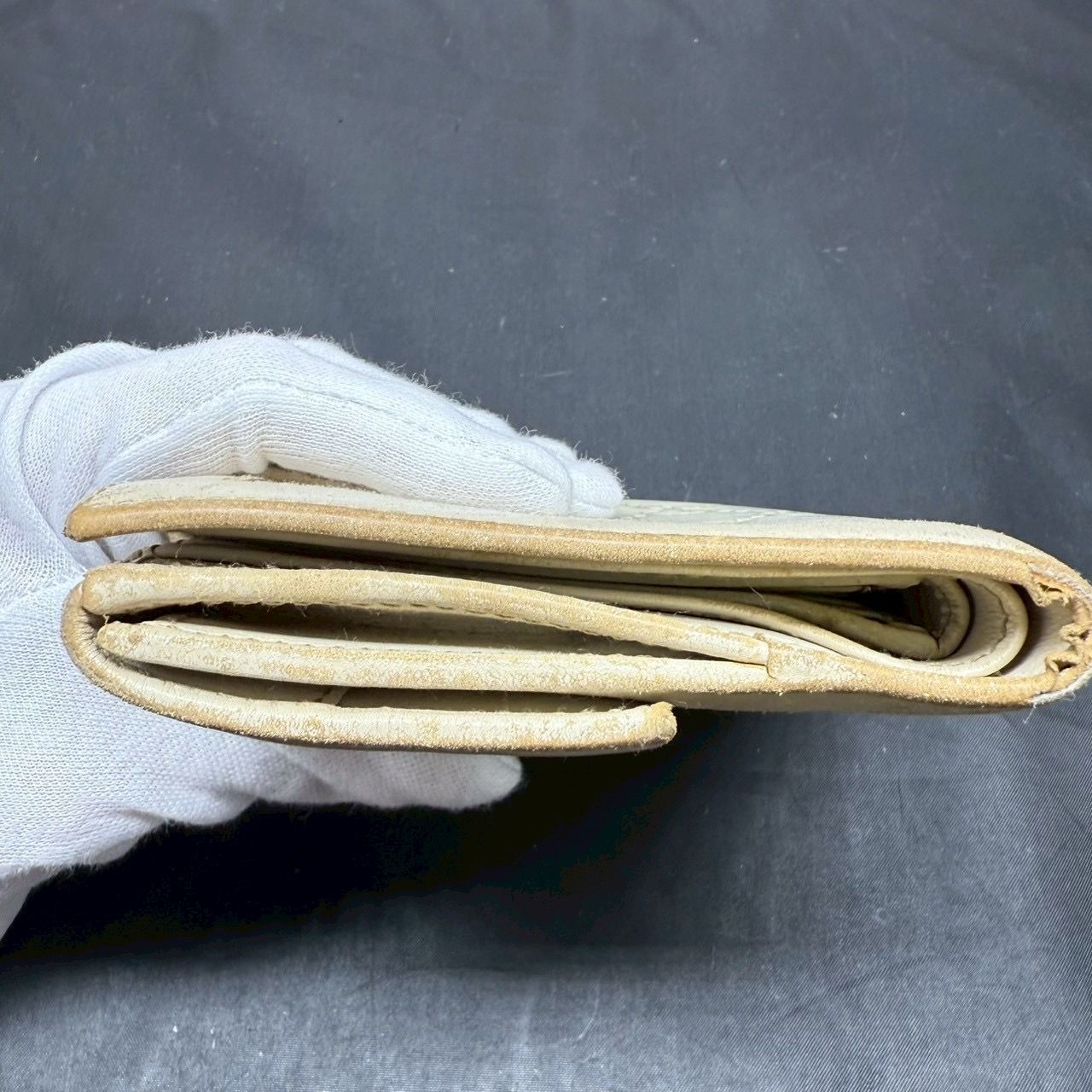 二つ折り財布 白