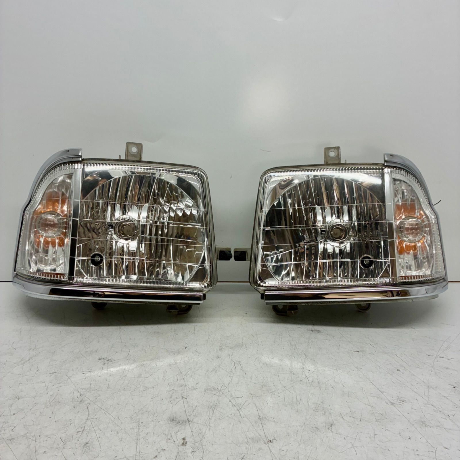 送料無料！ コーティング済 ダイハツ S220G S230G アトレー ヘッドライト ランプ レンズ 左右セット LR ハロゲン koito 100-51645 P71629