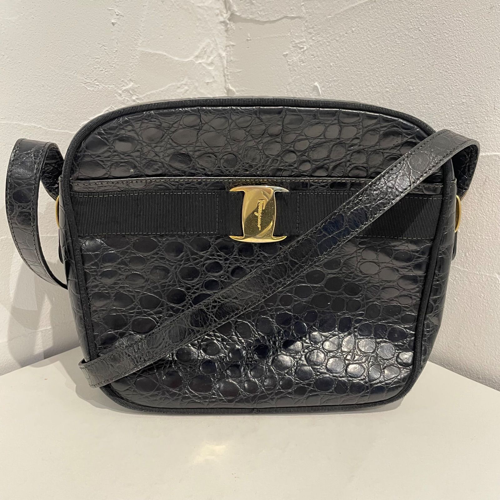 Salvatore Ferragamo サルヴァトーレ フェラガモ ヴァラ クロコ ショルダーバッグ ブラック レディース