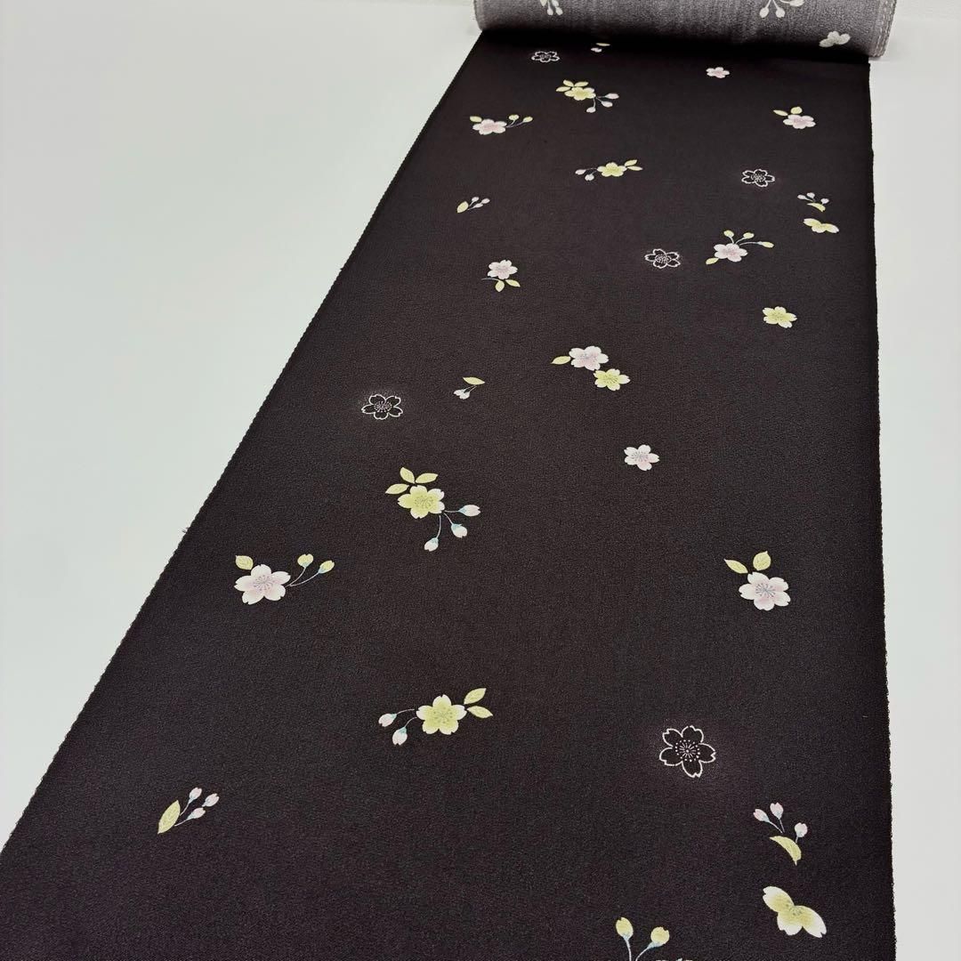 ワンランク上【小紋】蛍暈し　正絹　未使用　裄長め　⭐︎セット割引あり⭐︎ 小紋 桜 蛍暈し 舞花文 ちりめん 舞桜 紫黒色 反物 正絹 O044 - メルカリ