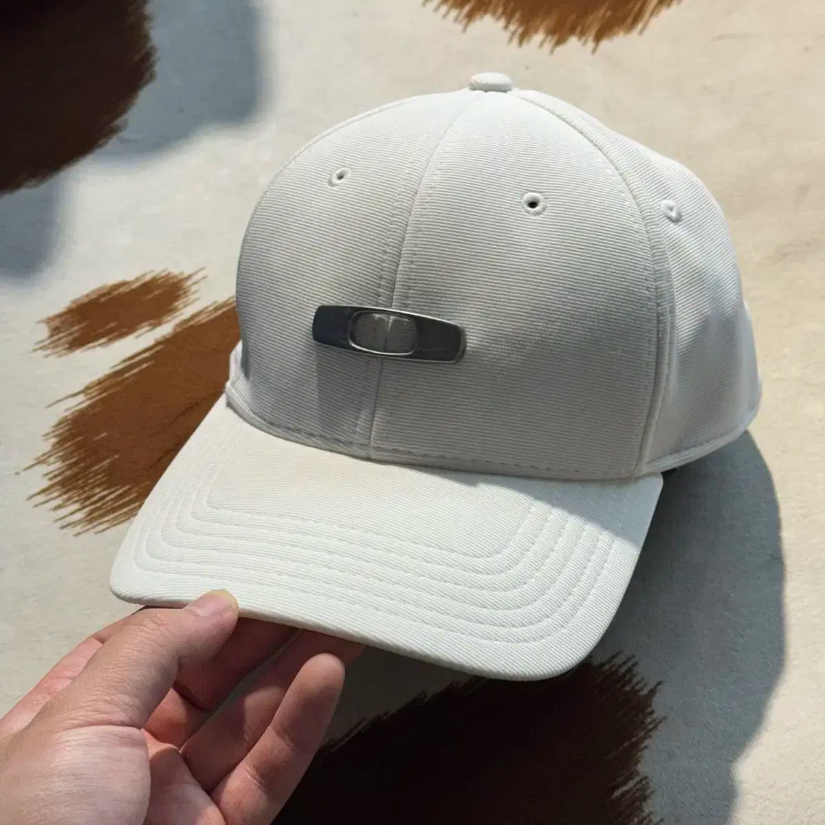 オークリー メタルロゴ ベースボールキャップ 白 S-M