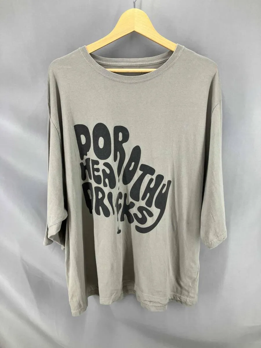 小泉今日子着用dorothy hendricksドロシーヘンドリックスTシャツ 2025