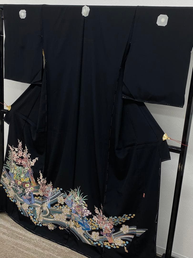 本加賀友禅 村田理栄 落款入 黒留袖 仮絵羽 未仕立て品 正絹 本加賀友禅 村田理栄 落款入 黒留袖 仮絵羽 未仕立て品 正絹