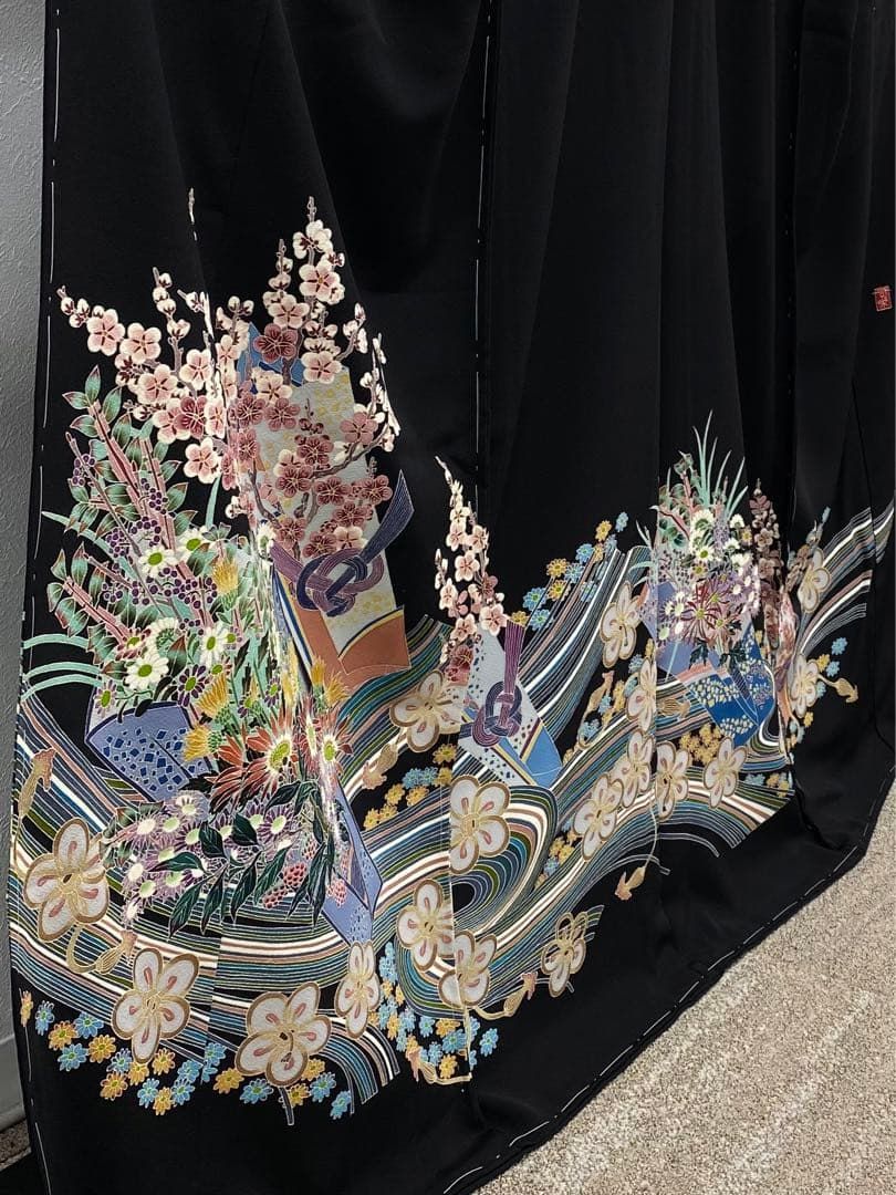 本加賀友禅 村田理栄 落款入 黒留袖 仮絵羽 未仕立て品 正絹 本加賀友禅 村田理栄 落款入 黒留袖 仮絵羽 未仕立て品 正絹