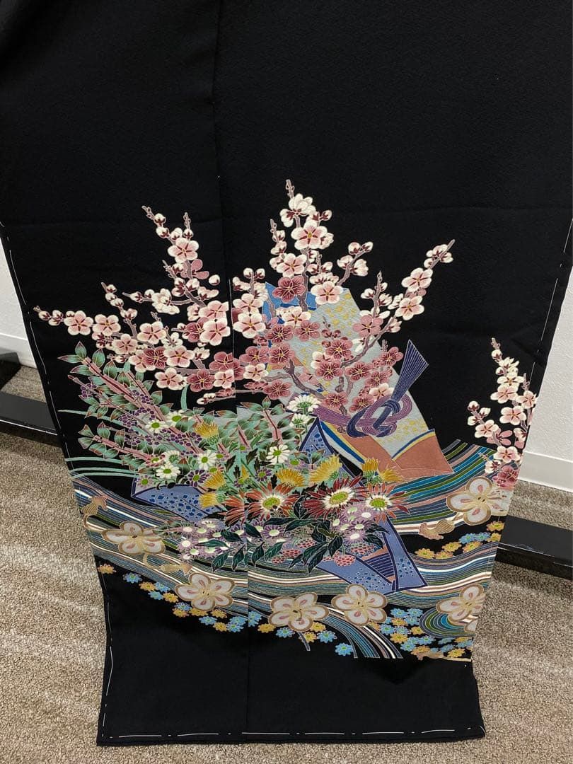 本加賀友禅 村田理栄 落款入 黒留袖 仮絵羽 未仕立て品 正絹 本加賀友禅 村田理栄 落款入 黒留袖 仮絵羽 未仕立て品 正絹