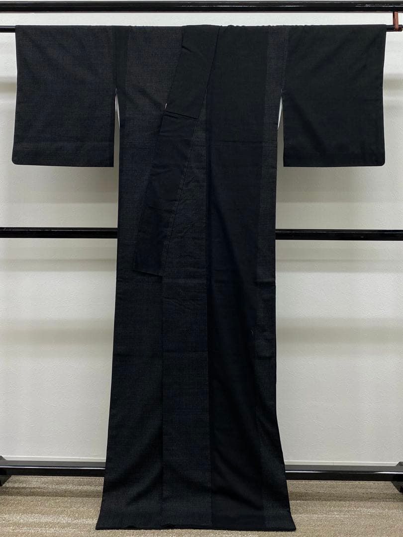 重要無形文化財指定 本場結城紬 奥順謹製 絣 シック 正絹 黒地 - メルカリ