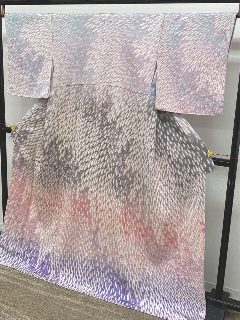 滝泰謹製 落款入 訪問着 おぼろ染 絞り 銀通し 刺繍 正絹 躾糸付き X319 滝泰謹製 落款入 訪問着 おぼろ染 絞り 銀通し 刺繍 正絹 躾糸