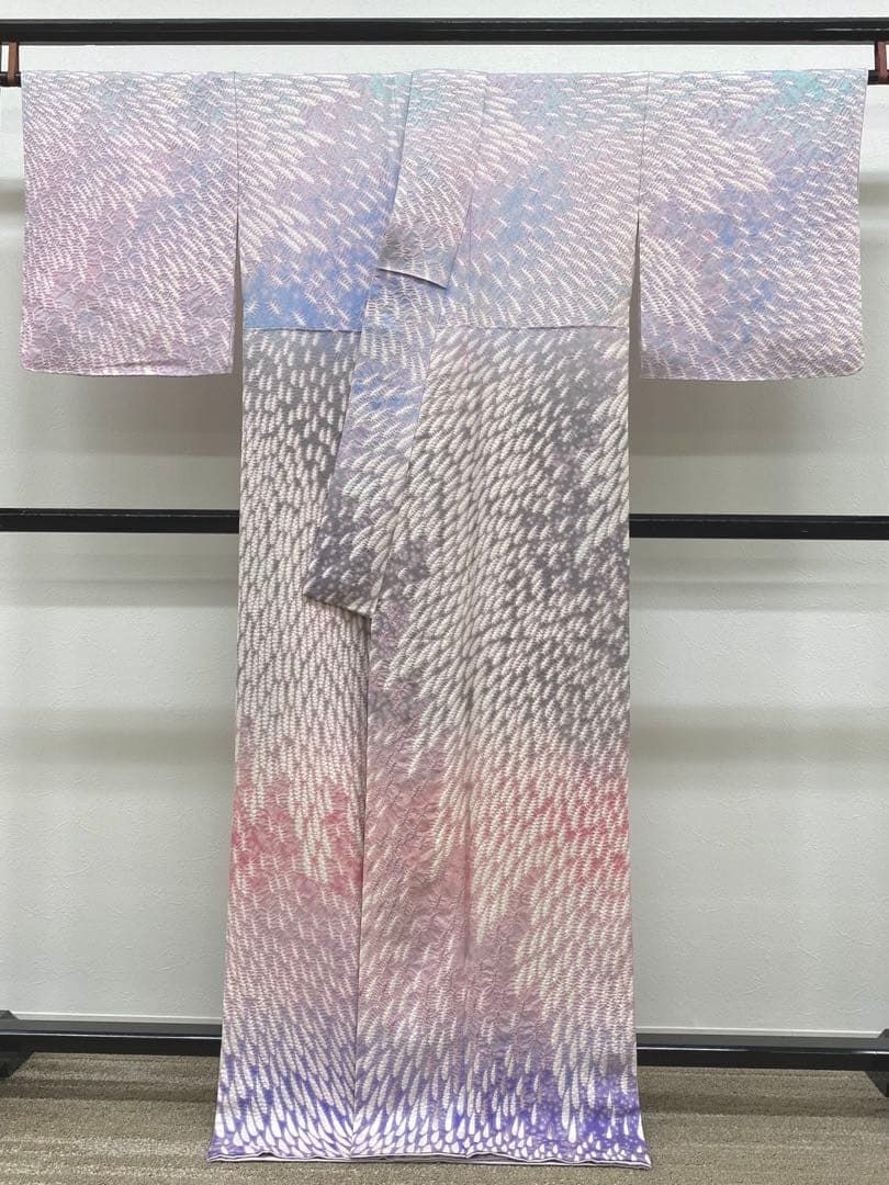 おぼろ染 襲ね絞り 滝泰謹製 訪問着 相良刺繍 銀通し 正絹 躾糸付き おぼろ染 襲ね絞り 滝泰謹製 訪問着 相良刺繍 銀通し 正絹 躾糸付き