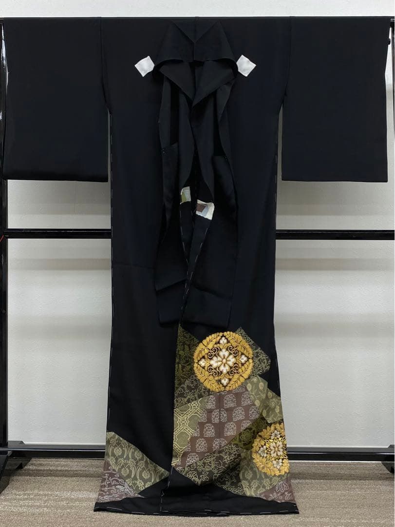 千總謹製 落款入 黒留袖 仮絵羽 未仕立て品 金駒 手刺繍 金彩 八掛付き 正絹 千總謹製 落款入 黒留袖 仮絵羽 未仕立て品 金駒 手刺繍 金彩 八掛付き