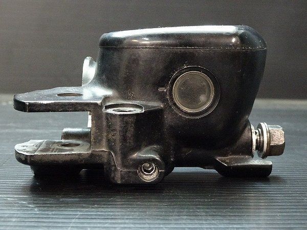 フロントブレーキマスターシリンダー