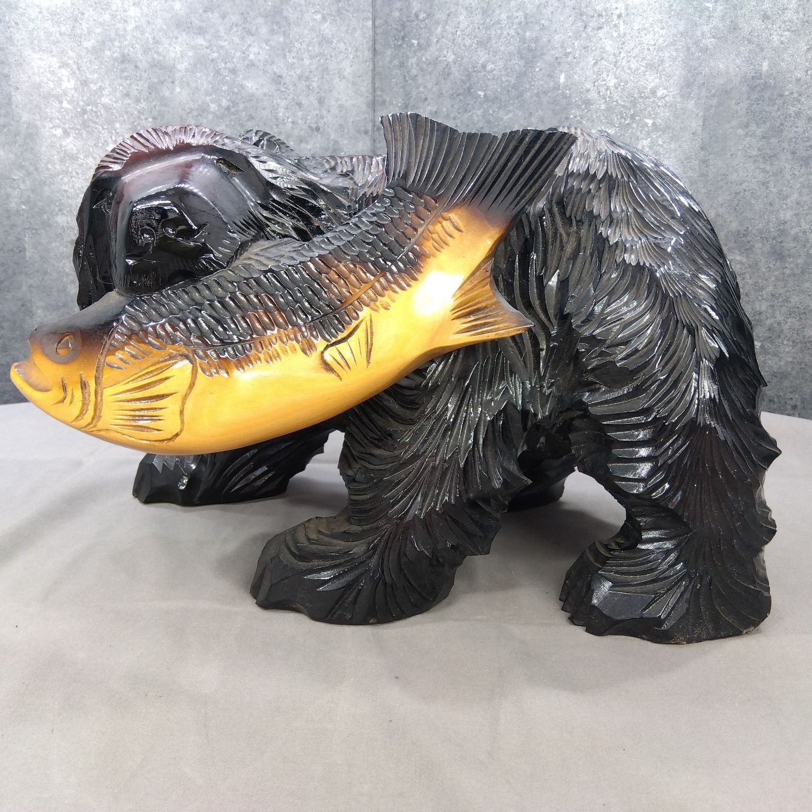 木彫り熊 鮭をくわえた熊 北海道民芸 木彫り 置物 昭和レトロ A549