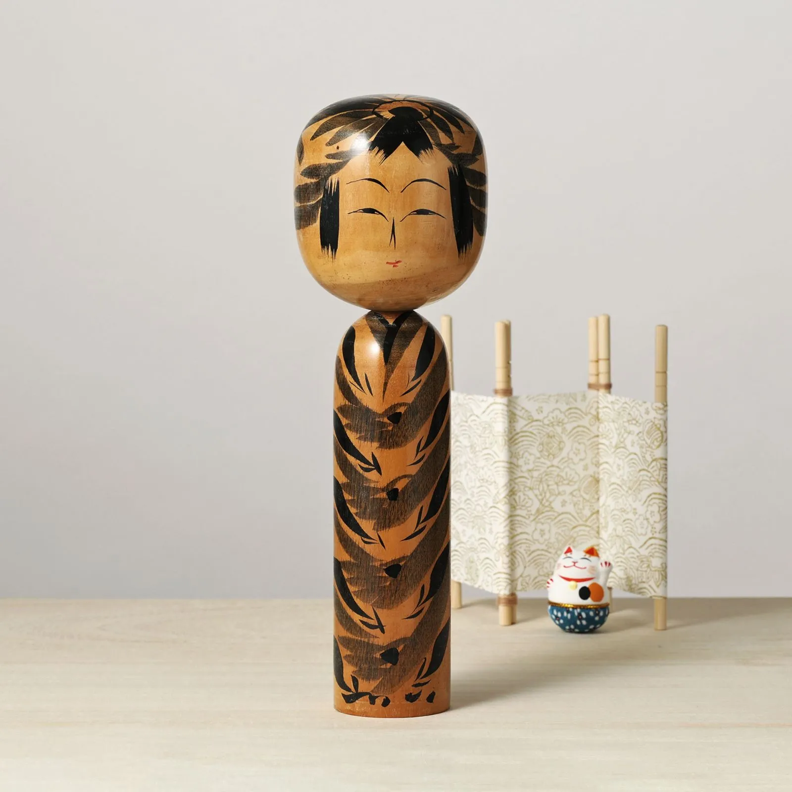 伝統的な手描きのこけし 約60cm　我妻吉助 (遠刈田系) 伝統的な手描きのこけし 約60cm 我妻吉助 (遠刈田系)