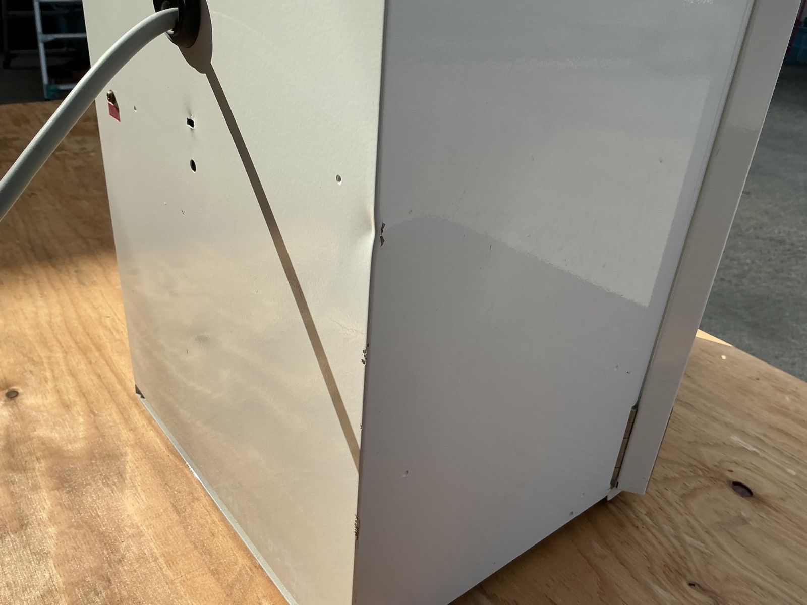 芝浦 KT-124NN 卓上小型券売機 新紙幣新500円対応 左後ろ中央凹みあり ロール紙無し 盗難防止用錘付き インボイス対応領収書発行OK 平日のみ発送 値引交渉NG MARWIL-DEMENAGEMENTS_CH