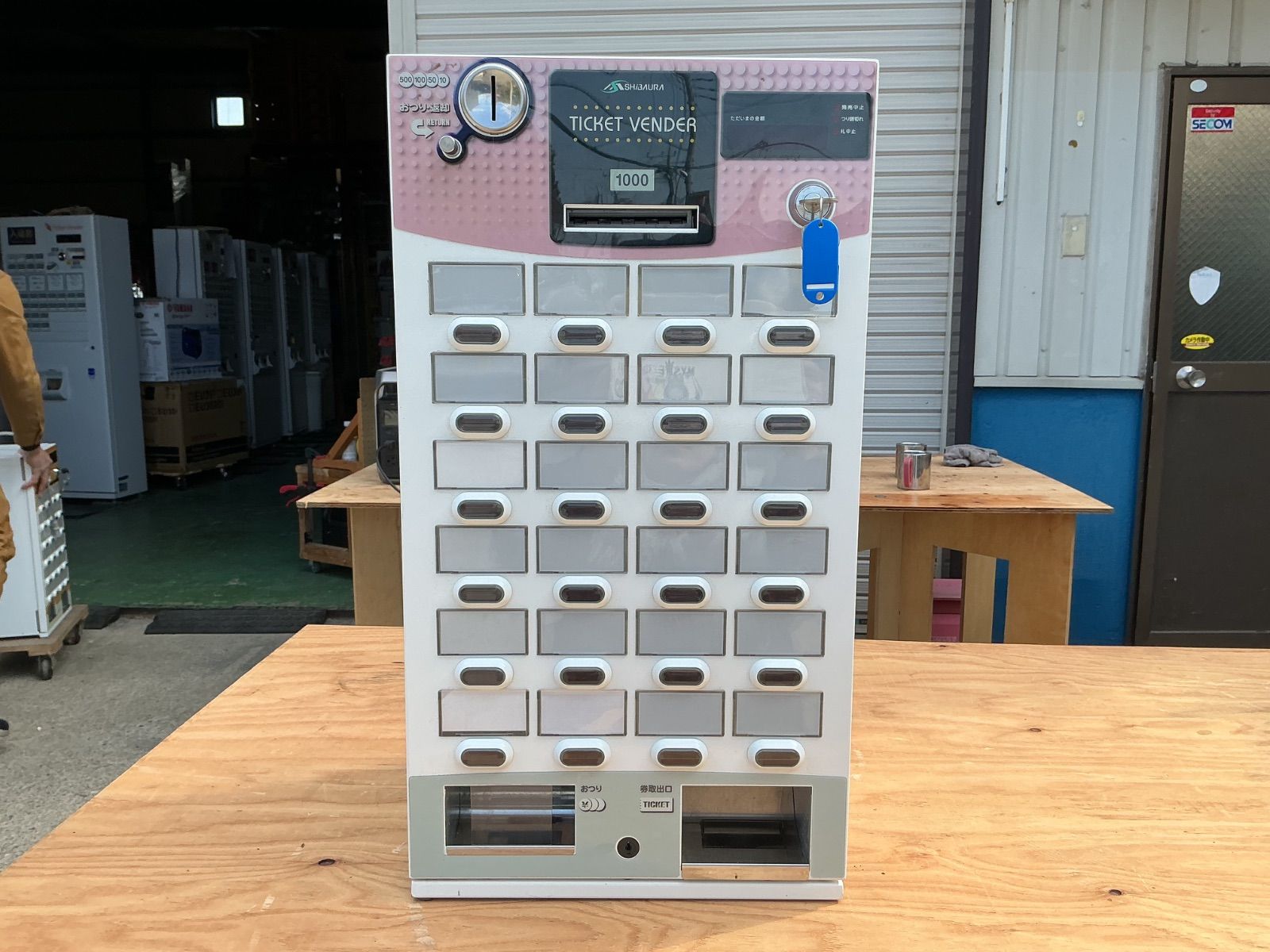 芝浦 KT-124NN 卓上小型券売機 新紙幣新500円対応 左後ろ中央凹みあり ロール紙無し 盗難防止用錘付き インボイス対応領収書発行OK 平日のみ発送 値引交渉NG