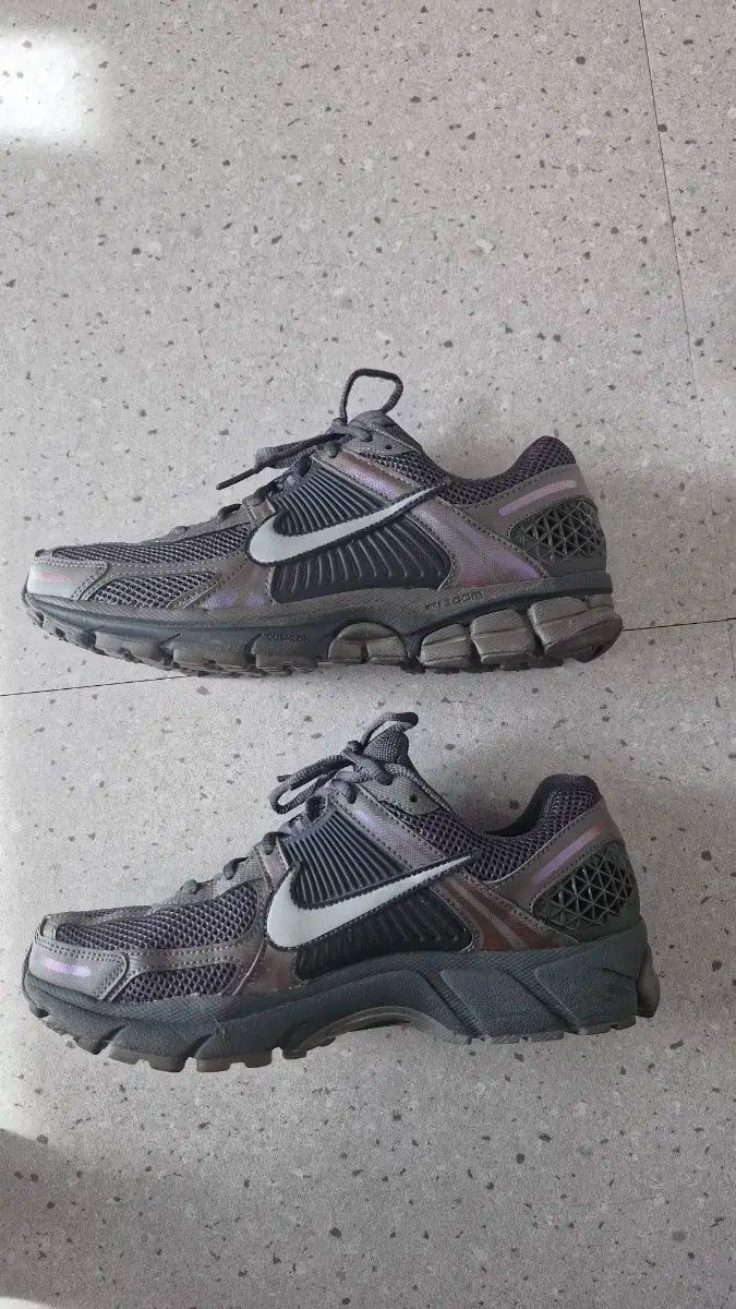 ナイキ エアズーム ボメロ5 ケイストーン 265 mm