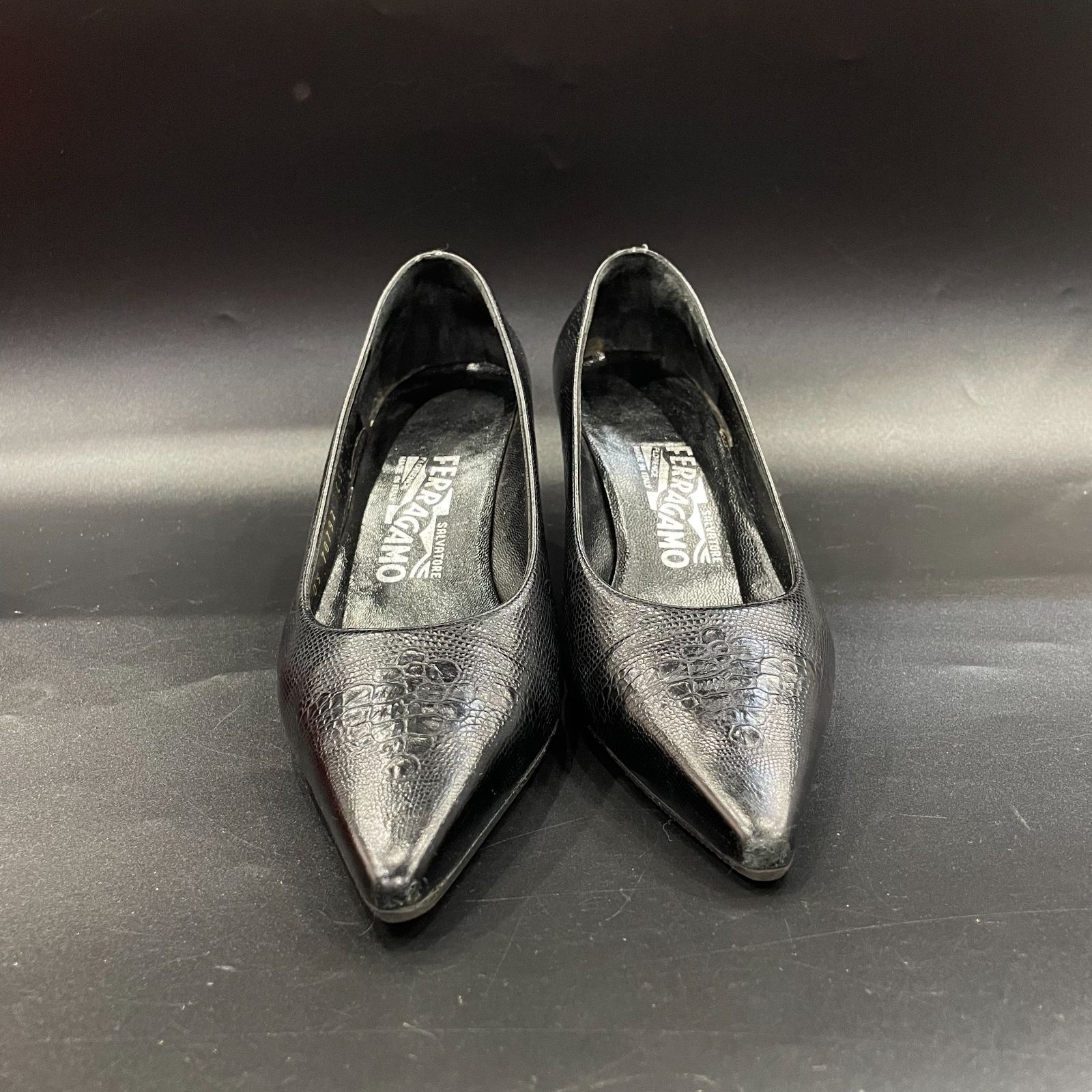 サルヴァトーレフェラガモ パンプス レザー エンボス 黒 5Cサイズ B25102661