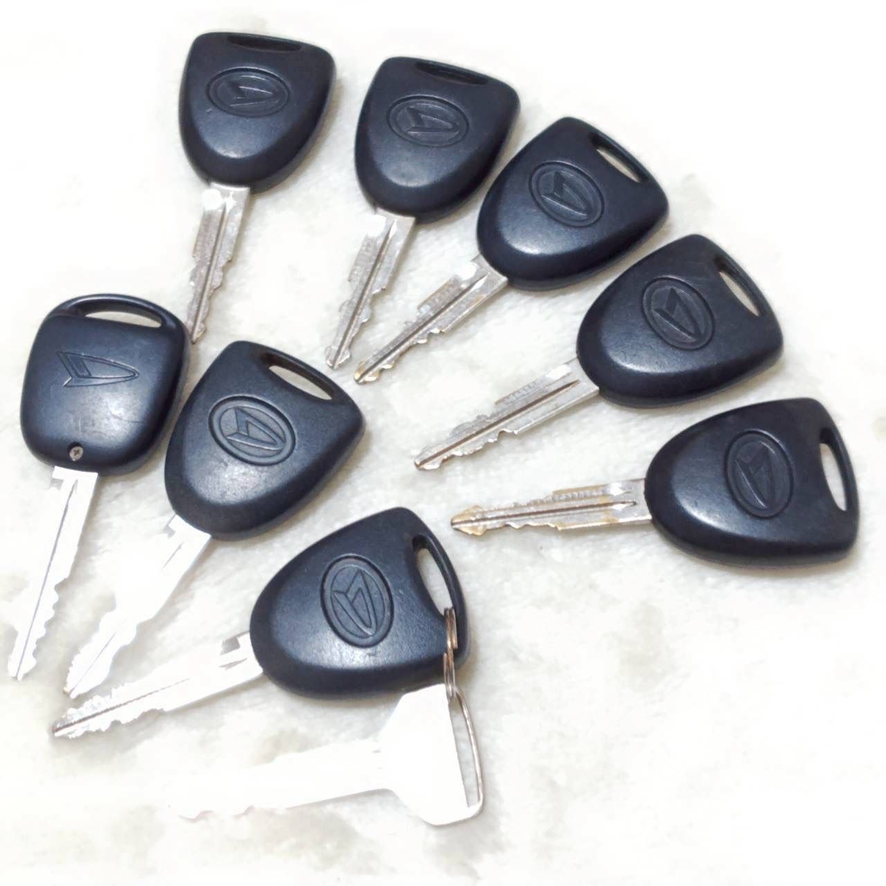 まとめ売り! ! DAIHATSU ダイハツ スマートキー キーレス エントリー システム 純正品 8個 セット 2ボタン スペアキー 鍵付き リモコン セキュリティ ドア ロック 施錠 業販 車 ディーラー 社用車 | M37279jY