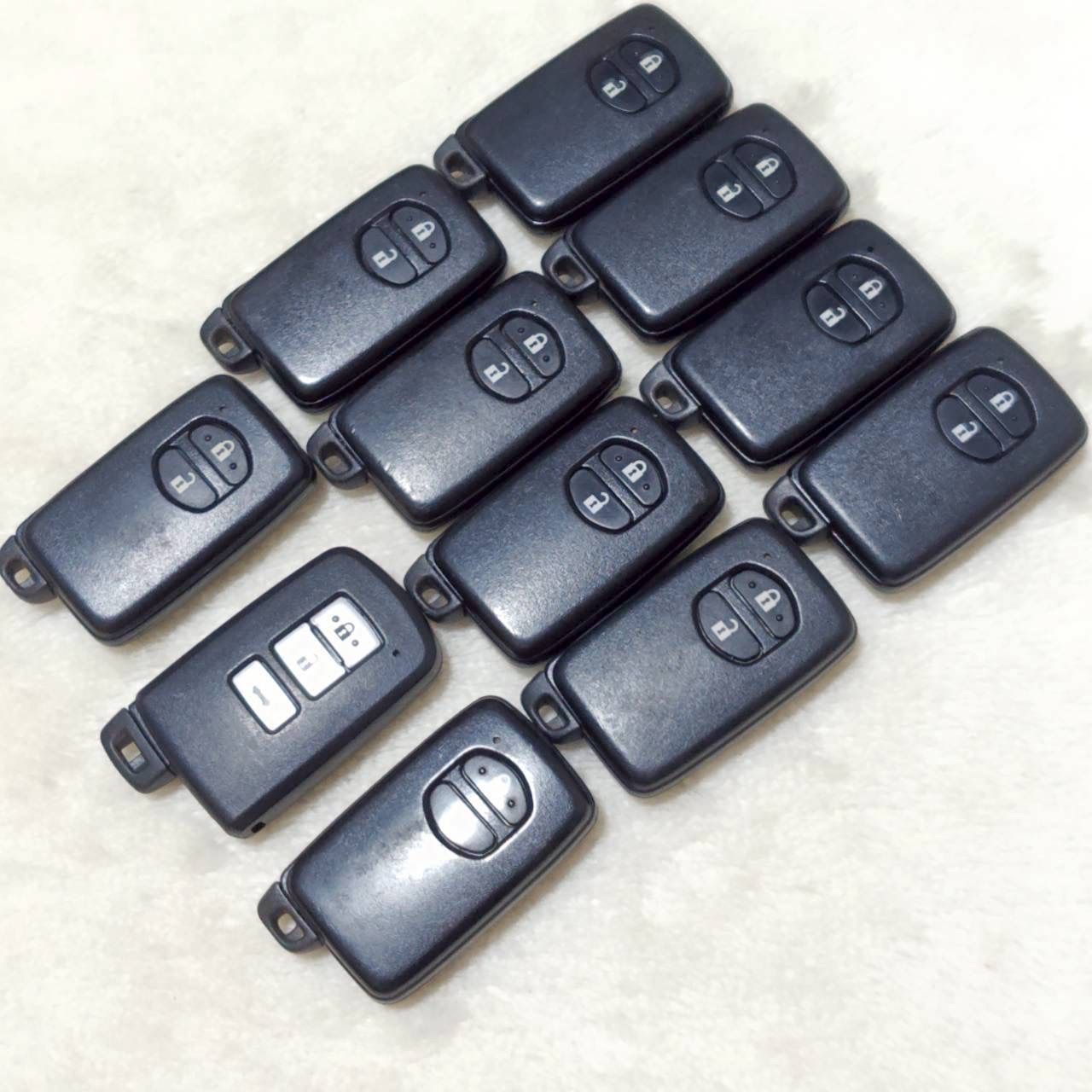 ! ! TOYOTA トヨタ スマートキー キーレス エントリー システム 純正品 11個 セット 3ボタン 2ボタン トランク スペアキー 鍵付き リモコン セキュリティ ドア ロック 施錠 業販 車 ディーラー 社用車 M37274jY