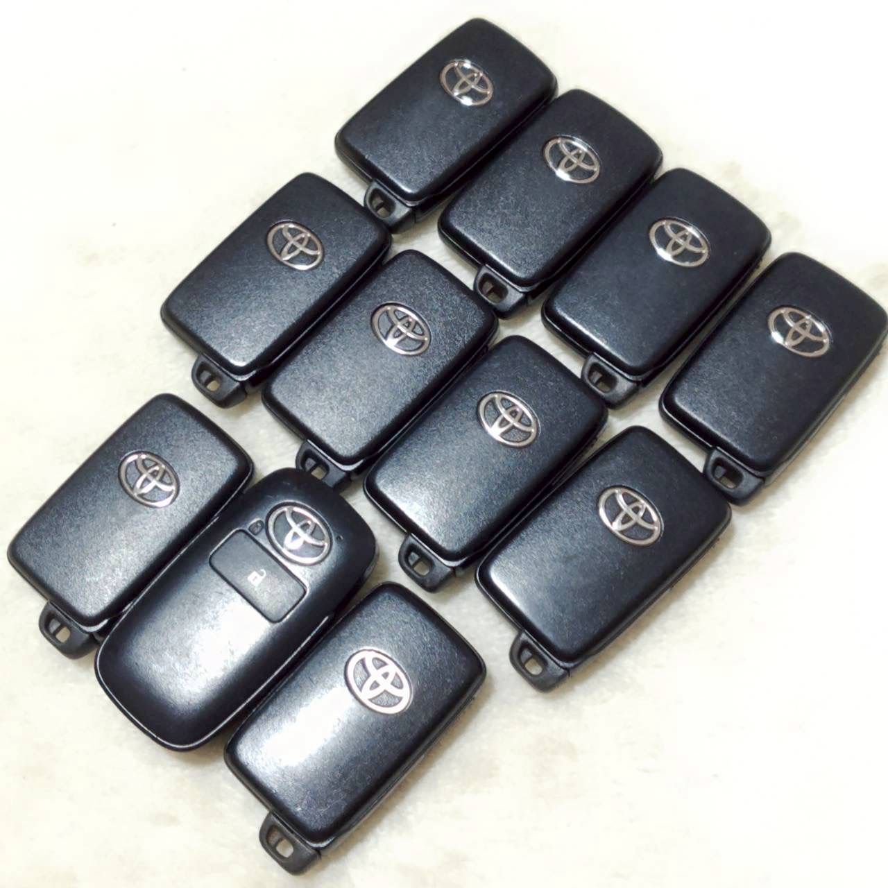 まとめ売り! ! TOYOTA トヨタ スマートキー キーレス エントリー システム 純正品 11個 セット 2ボタン 1ボタン スペアキー 鍵付き リモコン セキュリティ ドア ロック 施錠 業販 車 ディーラー 社用車 | M37272jY