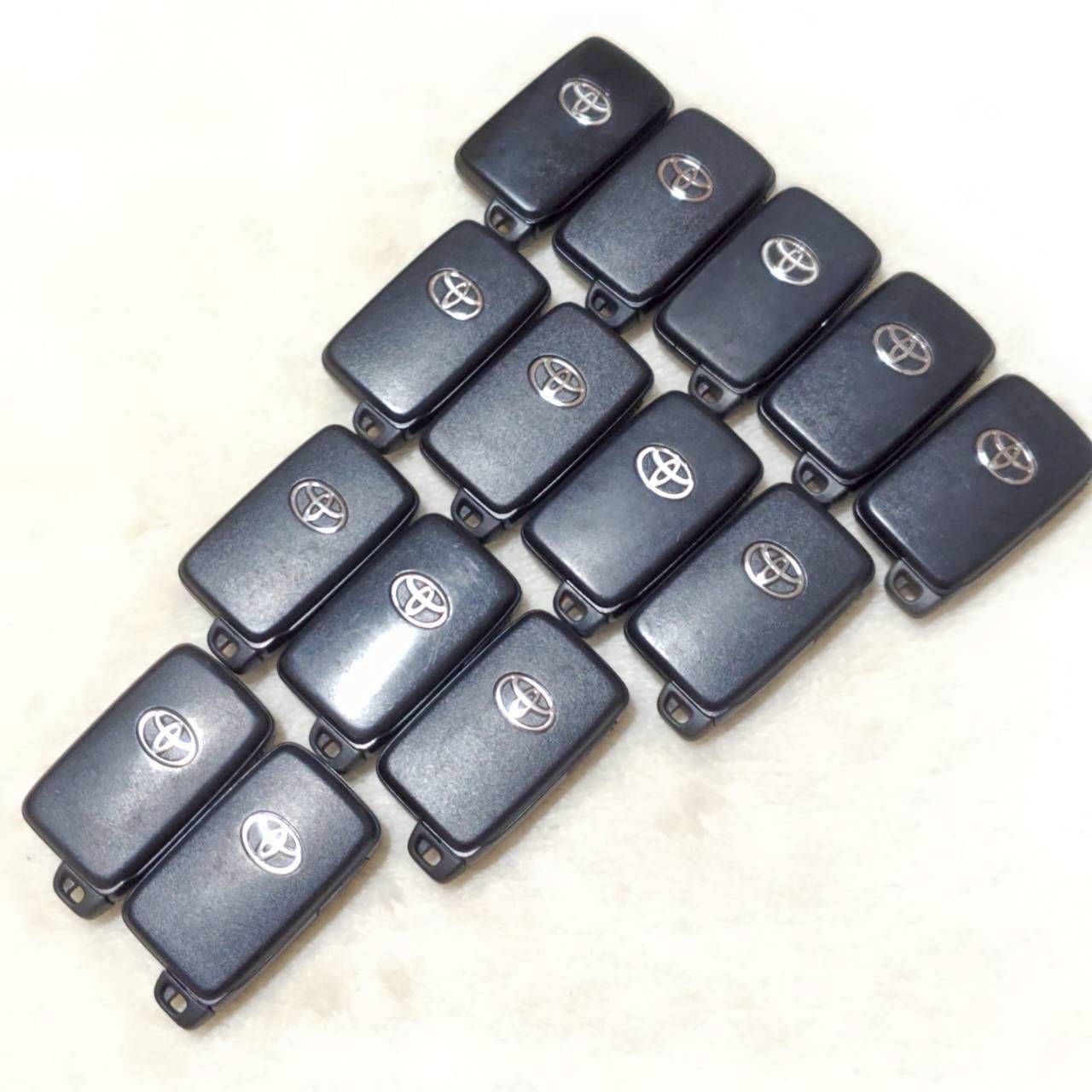 まとめ売り! ! TOYOTA トヨタ スマートキー キーレス エントリー システム 純正品 14個 セット 2ボタン スペアキー 鍵付き リモコン セキュリティ ドア ロック 施錠 業販 車 ディーラー 社用車 | M37271jY