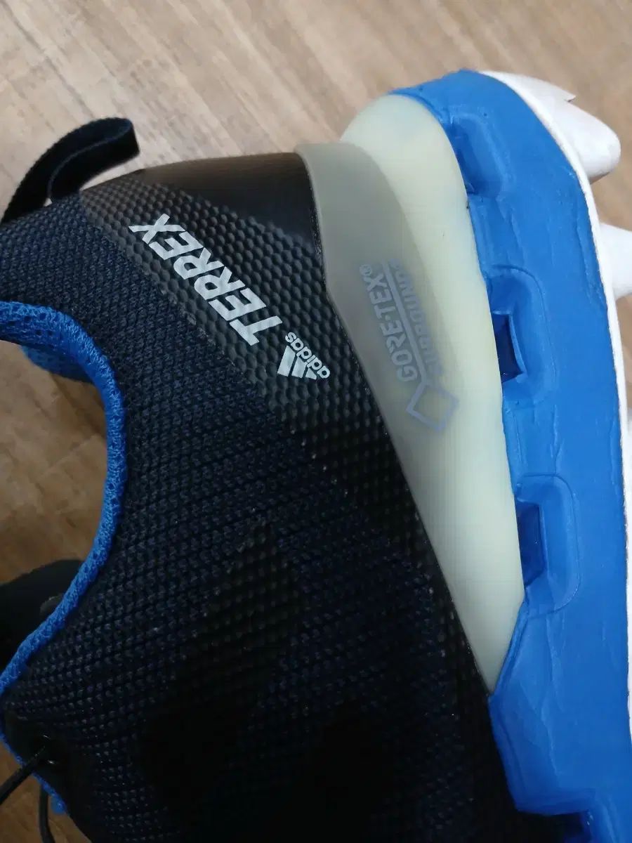 アディダス トレッキングシューズ 登山靴 ネイビー 255mm OLIVEOS_COM_TR