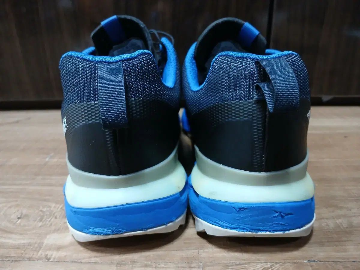 登山靴 ネイビー