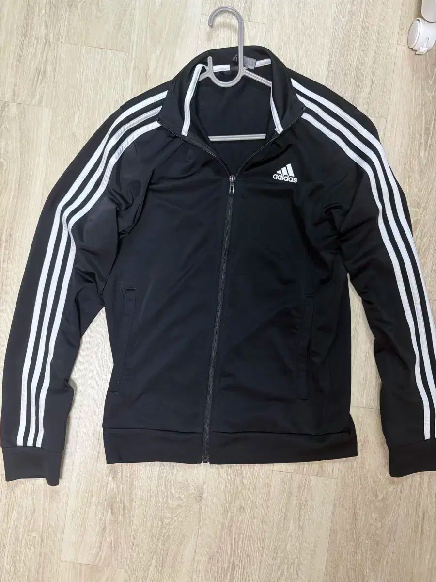 アディダス 黒 ジャージ m 出品 adidas ジャージ トラックジャケット