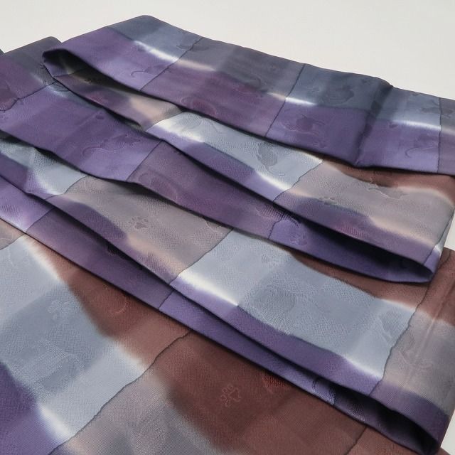 ダークトーンに潜む愛らしい猫の気配