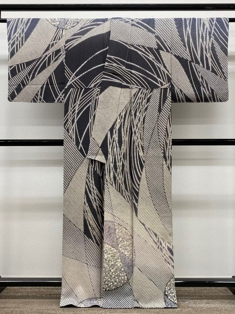 滝泰謹製 おぼろ染 襲ね絞り 訪問着 銀通し 手刺繍 総柄 正絹 躾糸付き 滝泰謹製 おぼろ染 襲ね絞り 訪問着 銀通し 手刺繍 総柄 正絹 躾糸付き