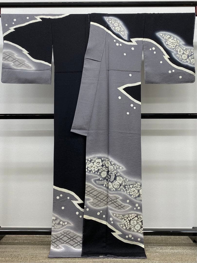 藤娘きぬたや 伊藤嘉秋 落款入 辻ヶ花 訪問着 叩き染 紋意匠 正絹 躾糸付き 藤娘きぬたや 伊藤嘉秋 落款入 辻ヶ花 訪問着 叩き染 紋意匠 正絹 躾糸