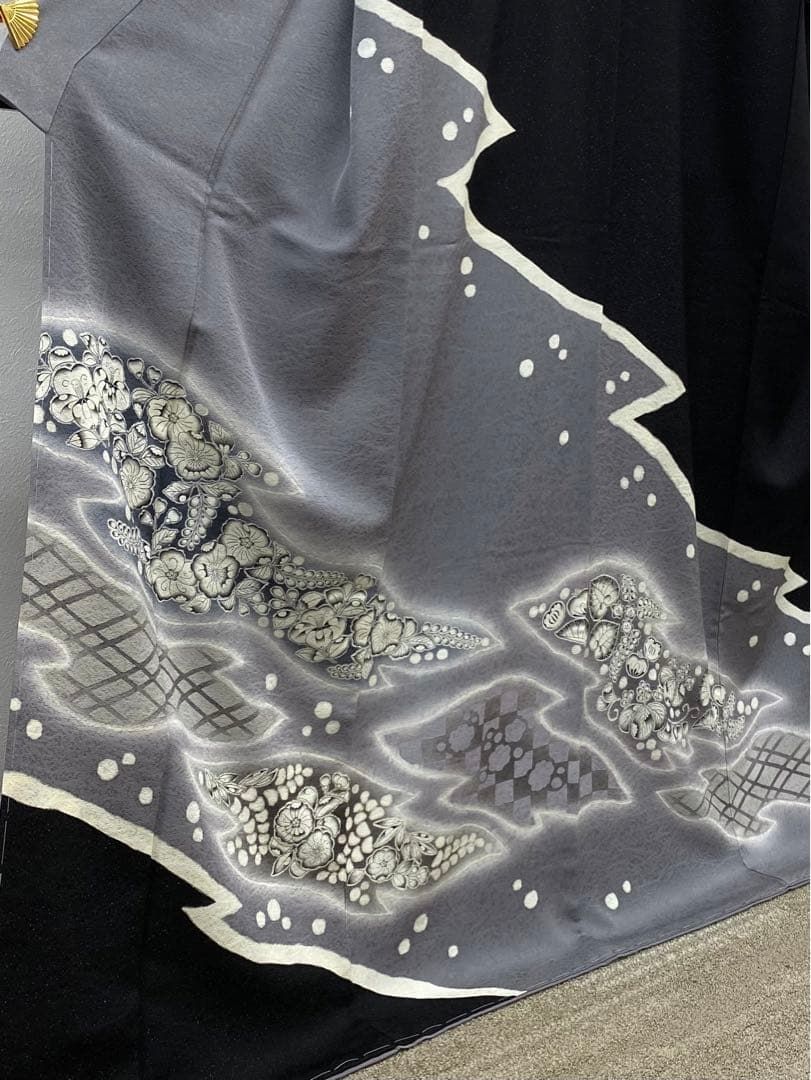 藤娘きぬたや 伊藤嘉秋 落款入 辻ヶ花 訪問着 叩き染 紋意匠 正絹 躾糸付き 藤娘きぬたや 伊藤嘉秋 落款入 辻ヶ花 訪問着 叩き染 紋意匠 正絹 躾糸