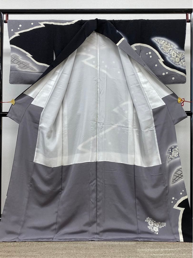 藤娘きぬたや 伊藤嘉秋 落款入 辻ヶ花 訪問着 叩き染 紋意匠 正絹 躾糸付き 藤娘きぬたや 伊藤嘉秋 落款入 辻ヶ花 訪問着 叩き染 紋意匠 正絹 躾糸