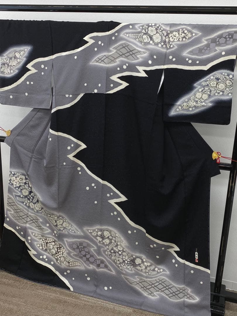 藤娘きぬたや 伊藤嘉秋 落款入 辻ヶ花 訪問着 叩き染 紋意匠 正絹 躾糸付き 藤娘きぬたや 伊藤嘉秋 落款入 辻ヶ花 訪問着 叩き染 紋意匠 正絹 躾糸