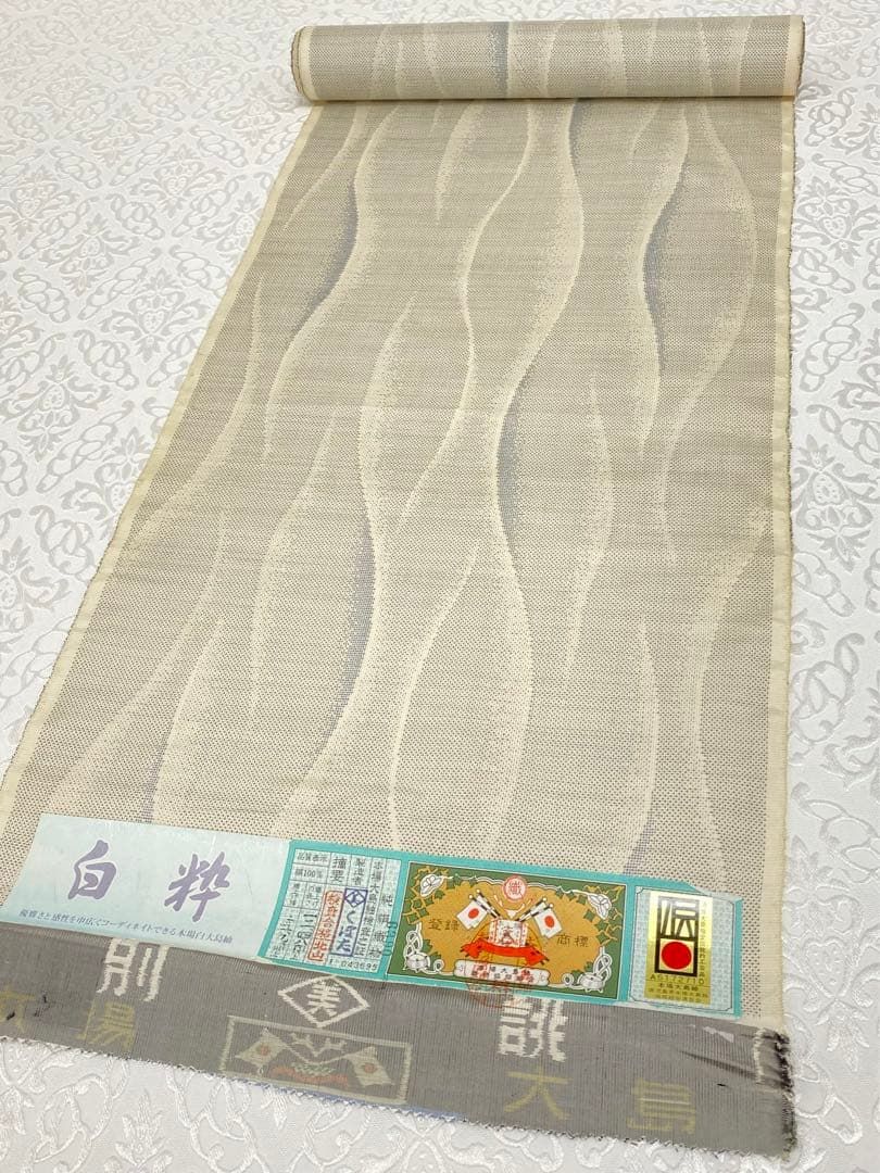 別誂 白大島 本場大島紬 反物 くぼた ニュアンス 正絹 旗印 C225 別誂 白大島 本場大島紬 反物 くぼた ニュアンス 正絹 旗印 C225