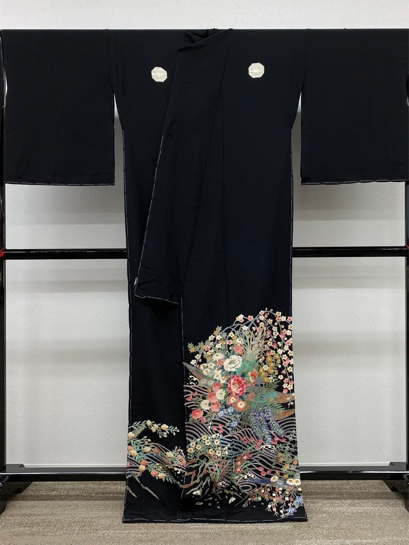 加賀友禅 坂本末代 落款入 黒留袖 仮絵羽 未仕立て品 花筏文様 正絹 加賀友禅 坂本末代 落款入 黒留袖 仮絵羽 未仕立て品 花筏文様 正絹