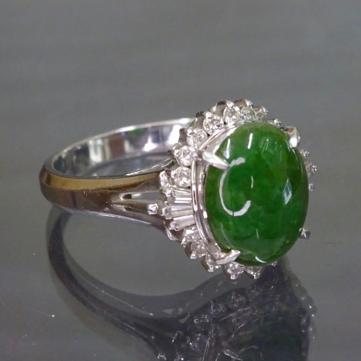 プラチナ pt900 天然翡翠(ヒスイ)2.41ct 天然ダイヤモンド0.32ct 中央 
