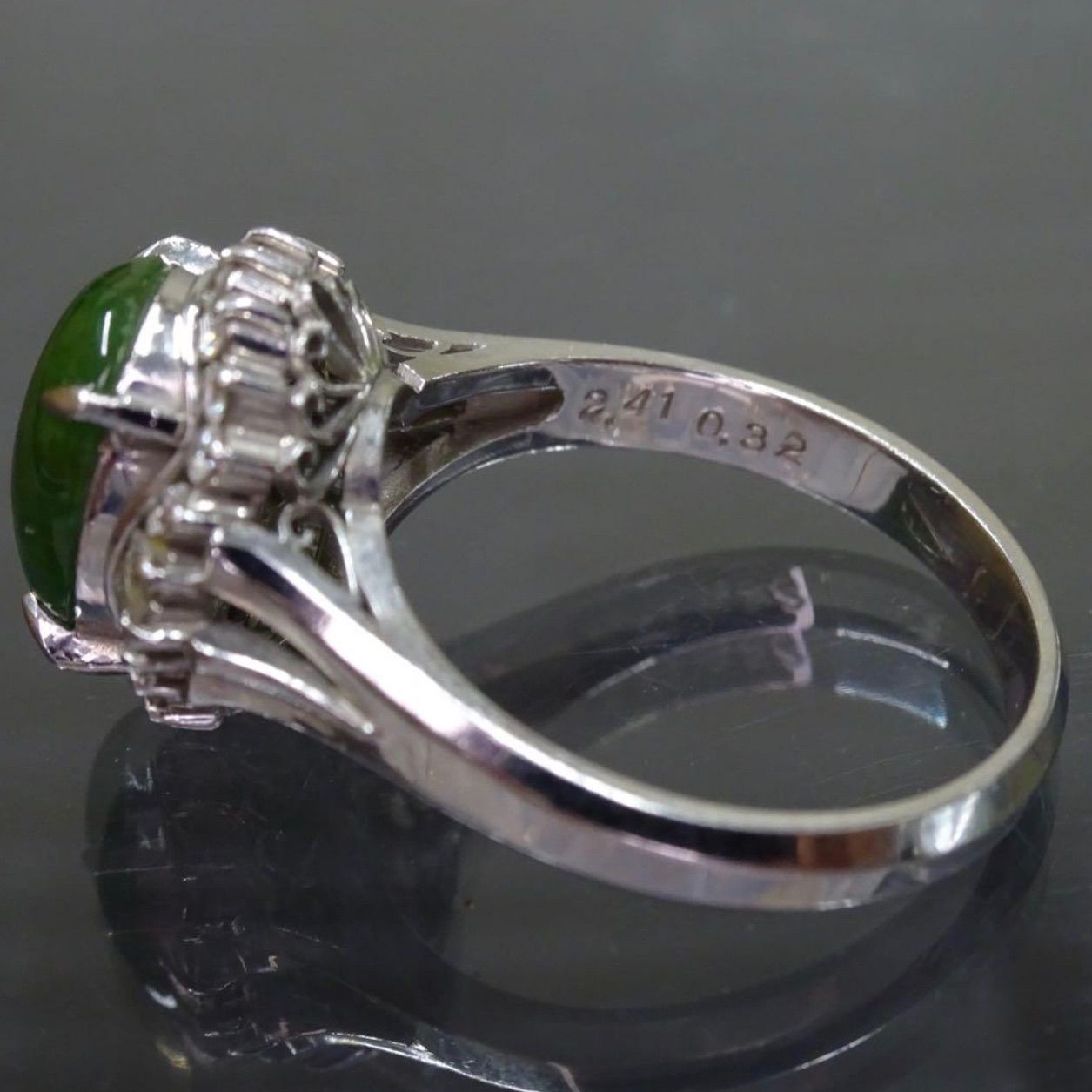 プラチナ pt900 天然翡翠(ヒスイ)2.41ct 天然ダイヤモンド0.32ct 中央 