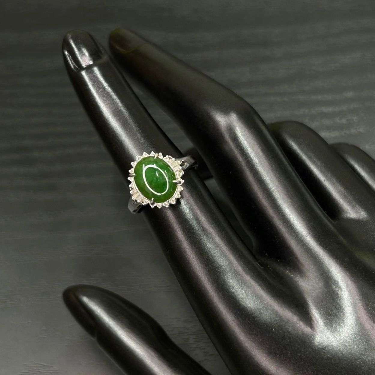 プラチナ pt900 天然翡翠(ヒスイ)2.41ct 天然ダイヤモンド0.32ct 中央 