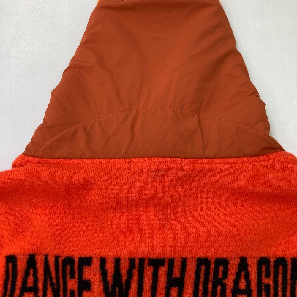 サイズ：2 DANCE WITH DRAGON ダンスウィズドラゴン  襟ボア ウール ニットベスト ワッペン  オレンジ系 [240101547585] ゴルフウェア メンズ ストスト サイズ：2 DANCE WITH DRAGON ダンスウィズドラゴン 襟ボア ウール