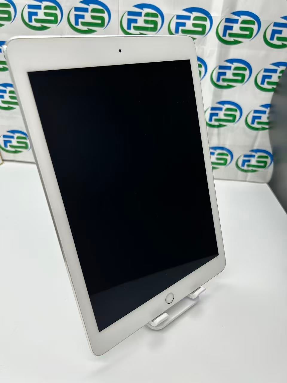 iPad Pro 9.7インチ Cellular 32GB シルバー MLPX2J/A A1674 送料無料