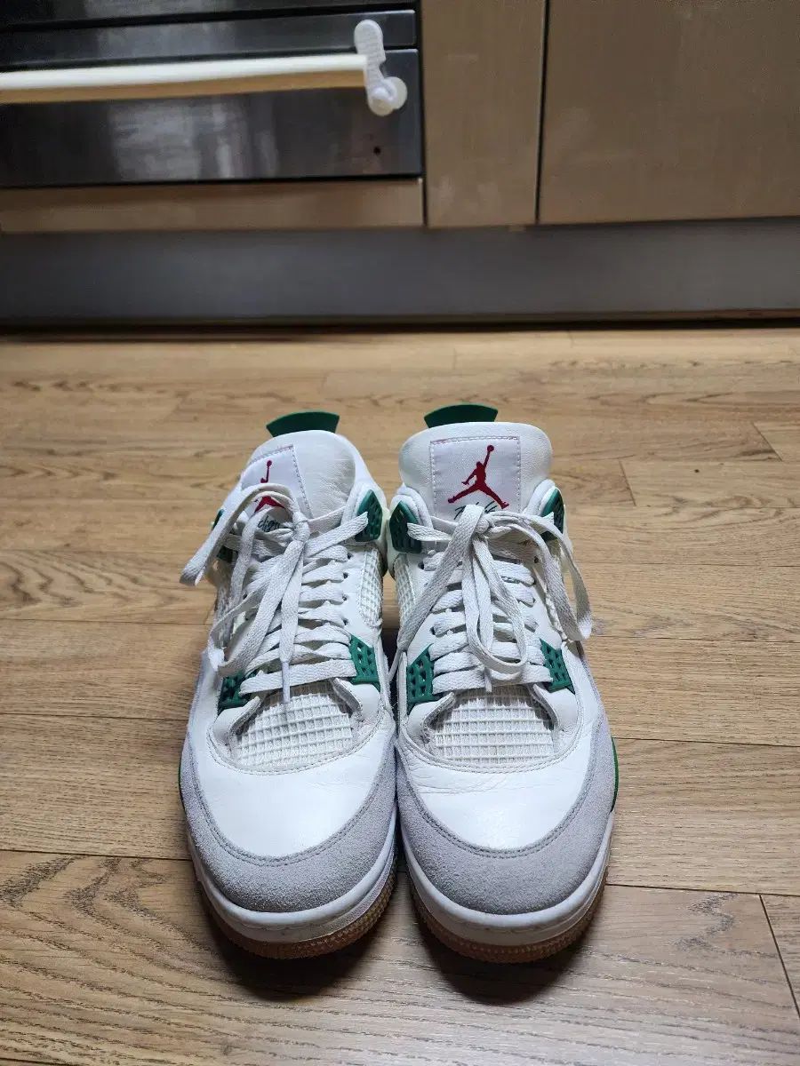 ジョーダン4パイングリーン