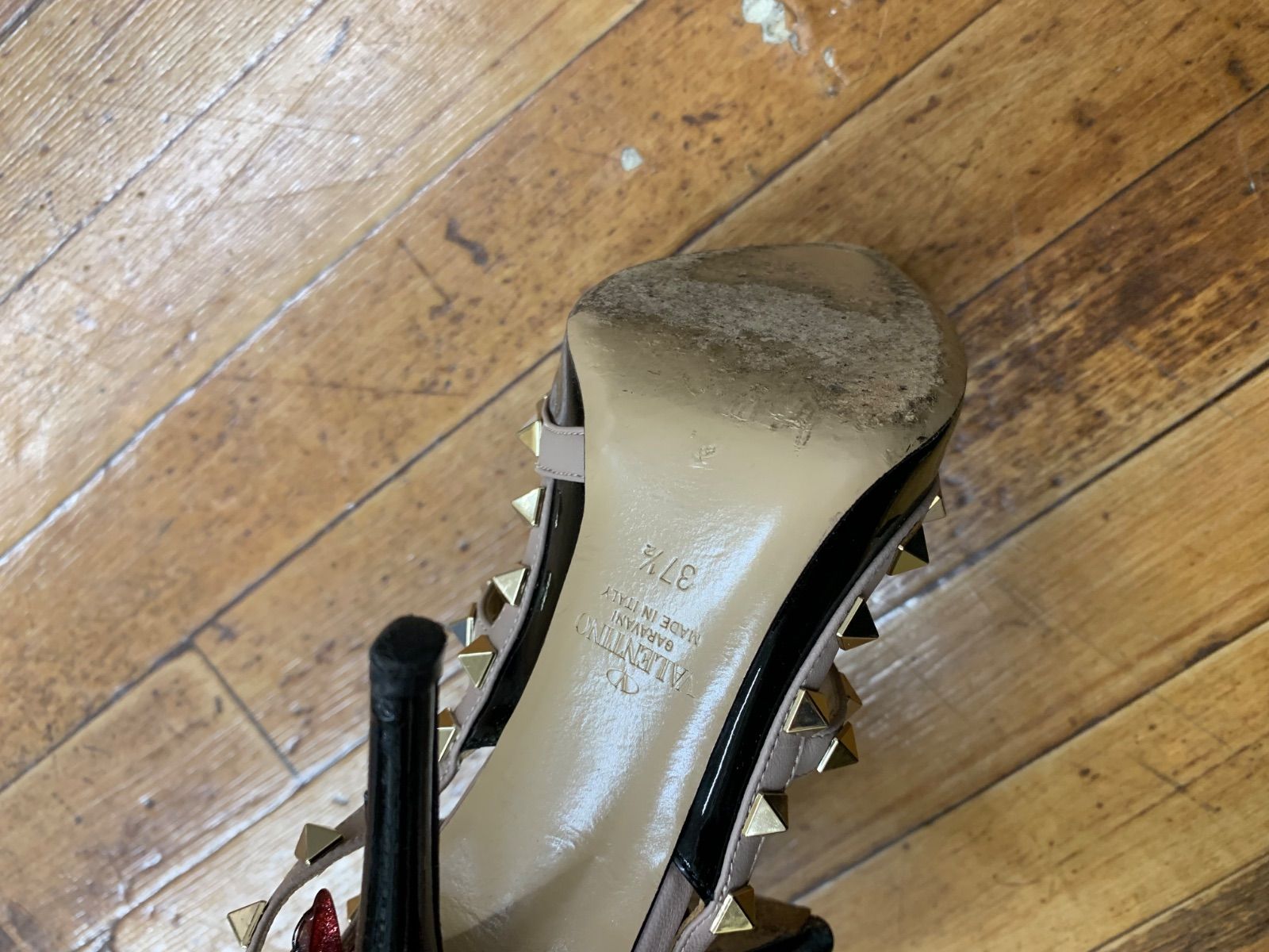 VALENTINO ロックスタッズ エナメル ストラップ パンプス ブラック24cm