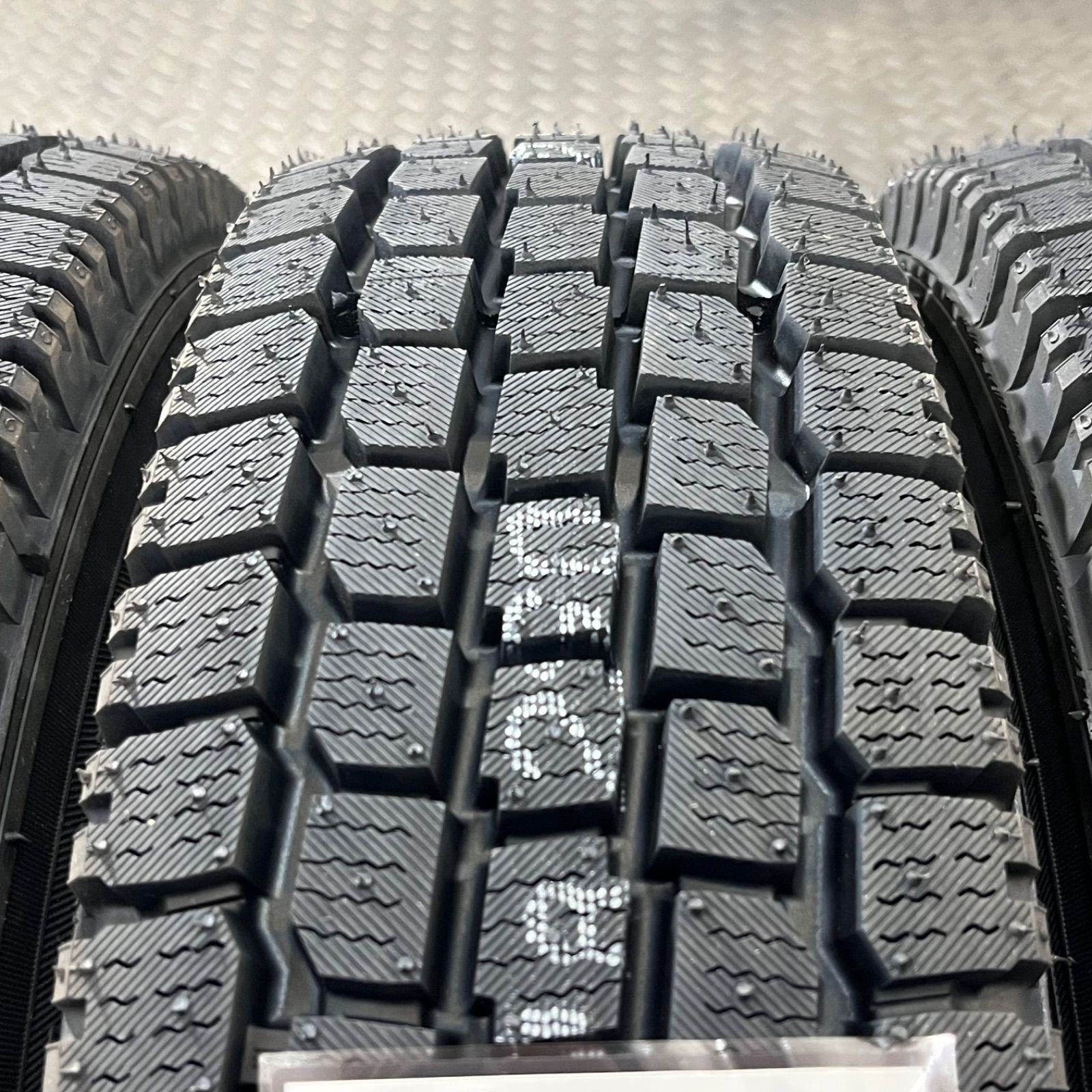 スタッドレスタイヤ 冬タイヤ