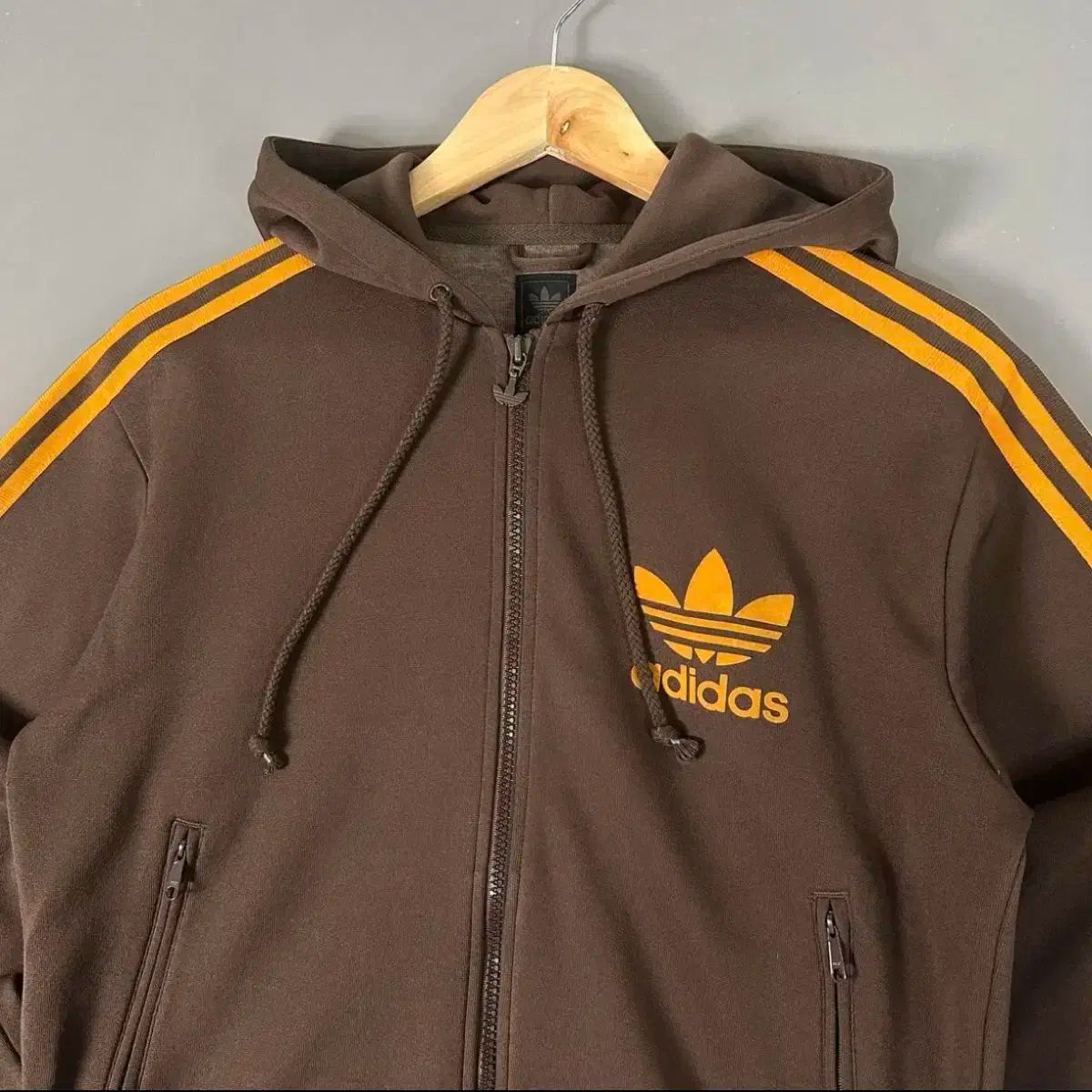 アディダス ブラウン WHO フードROCK ジップアップ
