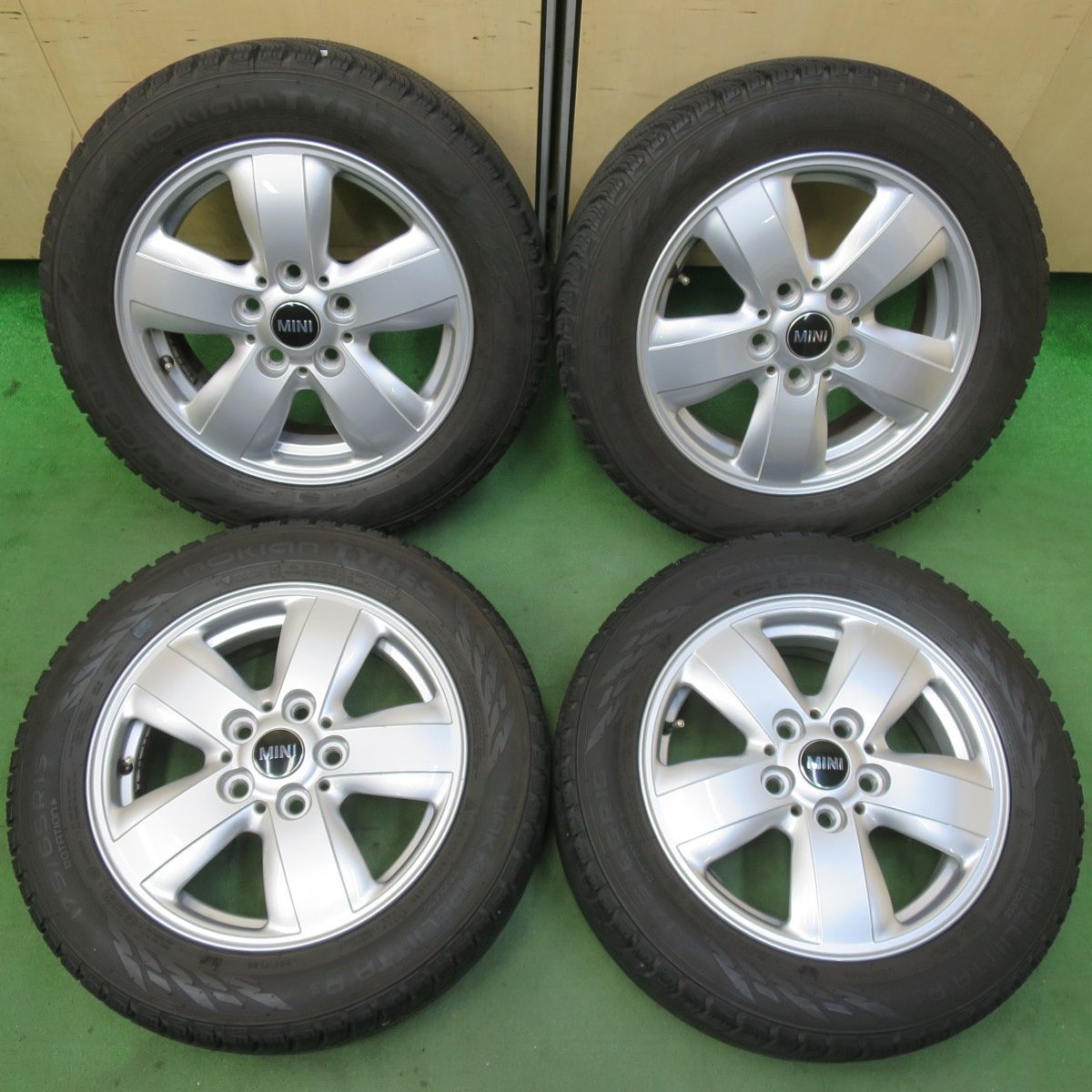 バリ溝 キレイ 9分 MINI ミニ クーパー F55 F56 純正 175|65R15 スタッドレス ノキアン タイヤ ハッカペリッタ R3 15インチ PCD112|5H 5102010イス